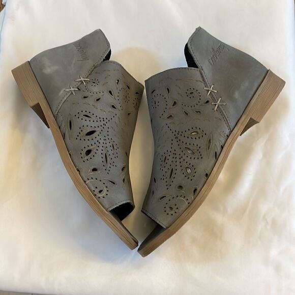 COOLWAY GREY CUTOUT PEEP TOE SHOOTIES. NEW. ZIPPER IS AT INNER ANKLE. - Picture 3 of 9